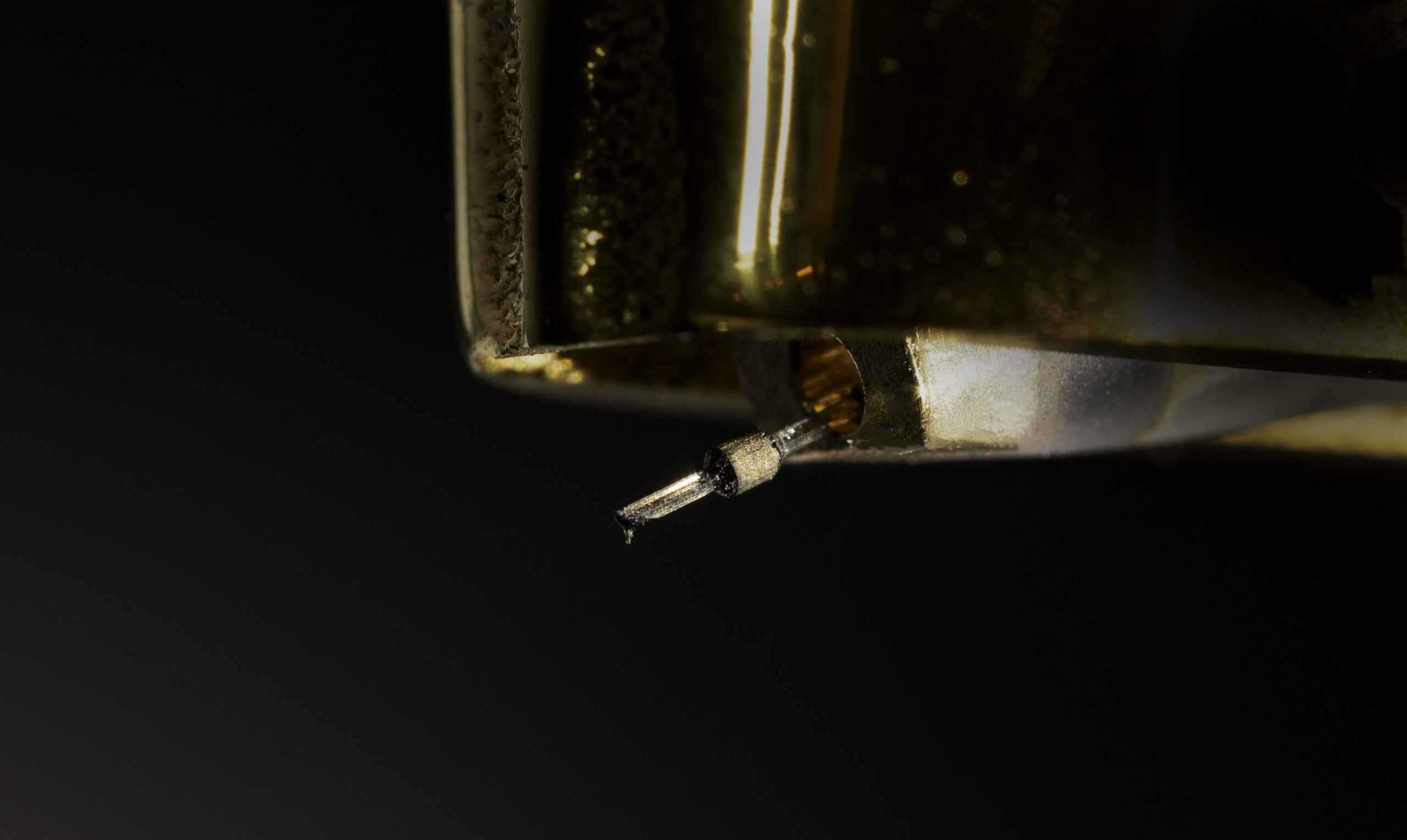 Macro photograph showing the diamond cantilever of the Wilson Benesch TESSELLATE Ti Cartridge, featuring the world’s first U.D. carbon fibre damping ring integrated into a high-performance stylus assembly.