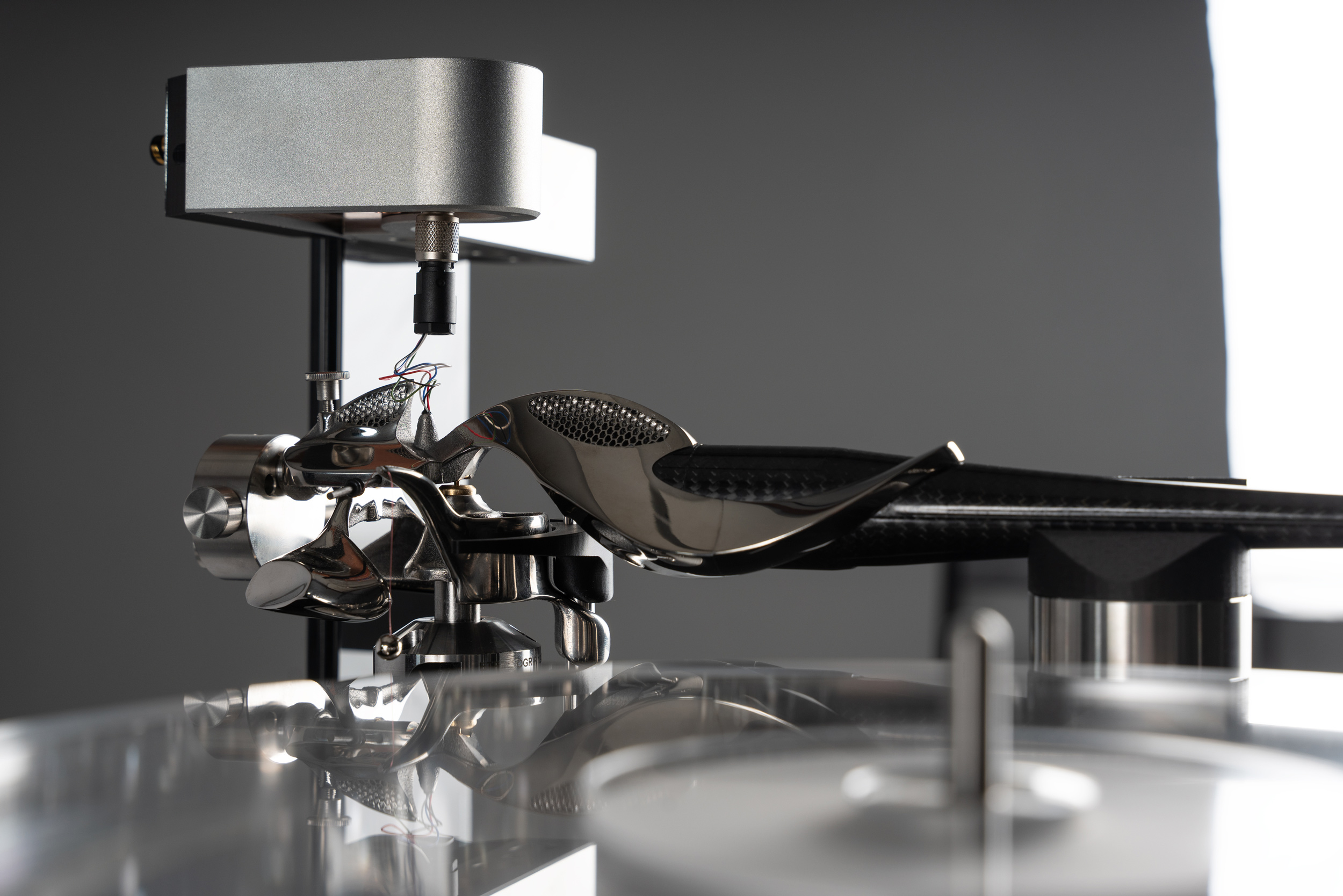 Wilson Benesch STAGE One tonearm cable management system above GRAVITON Ti tonearm pivot